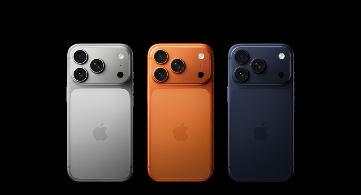 iPhone 17 Pro, екстериор отзад, три цвята сребърно, космическо оранжево, дълбоко синьо, Pro система камери горе вляво, 3 обектива, микрофон, светкавица и лого на Apple в центъра