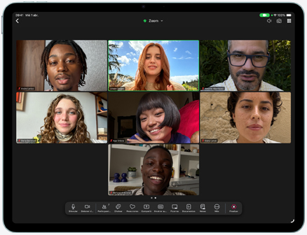 iPad Air, parte frontal, llamada de Zoom en pantalla, varios participantes visibles
