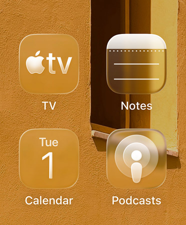 Lähikuva uusista sävytetyistä appikuvakkeista, mukana Apple TV ‑appi, Muistiinpanot, Kalenteri ja Podcastit