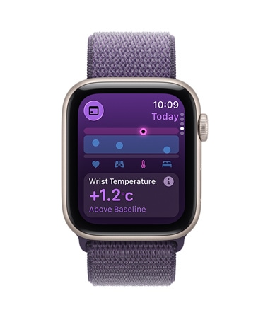 Apple Watch SE 3, alumīnija ietvars, zvaigžņu krāsa, plaukstas locītavas temperatūras rādītājs, labais sāns, Digital Crown, Sport Loop, dūmakaini violeta krāsa