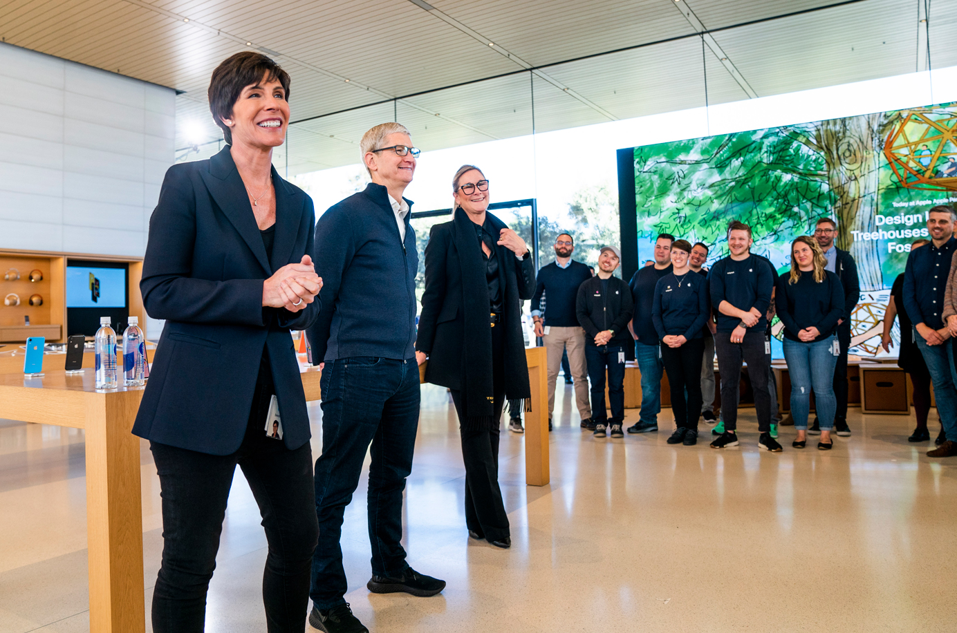 Deirdre O’Brien, Tim Cook og Angela Ahrendts møter medlemmer av Apple-teamet.