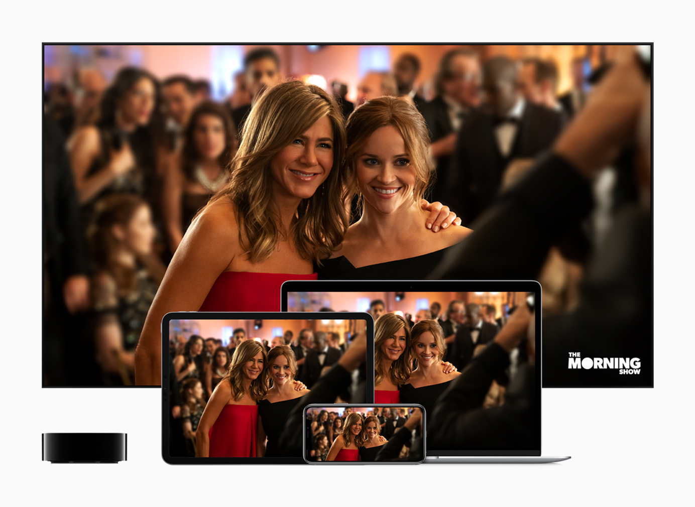 Apple TV neben einem TV, iPad, iPhone und Mac, auf denen "The Morning Show" zu sehen ist.