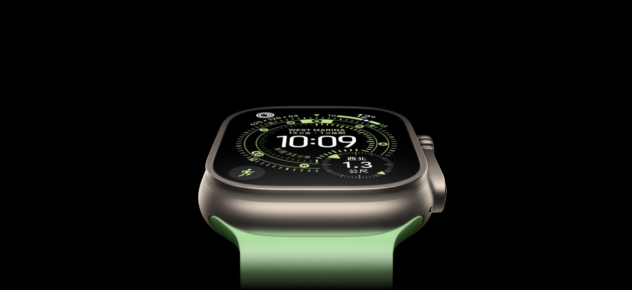 Apple Watch Ultra 3 硬體的精彩特寫，展示原色鈦金屬錶殼，搭配霓虹綠色海洋錶帶，以及定向越野錶面上的指南針
