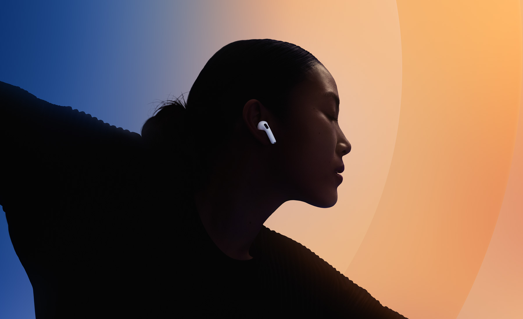 O persoană dansând în timp ce poartă căștile AirPods 4.