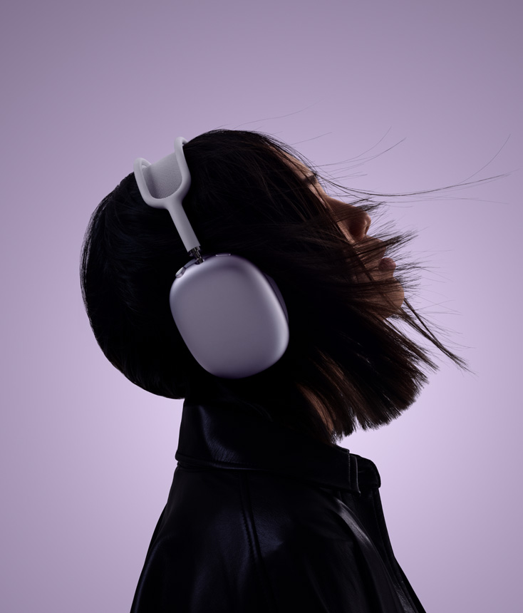 Kergelt ülespoole suunatud peaga ja lillat värvi AirPods Max 2 kõrvaklappe kandva inimese profiil