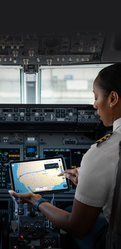 Piloto no cockpit a olhar para um mapa no ecrã do iPad.