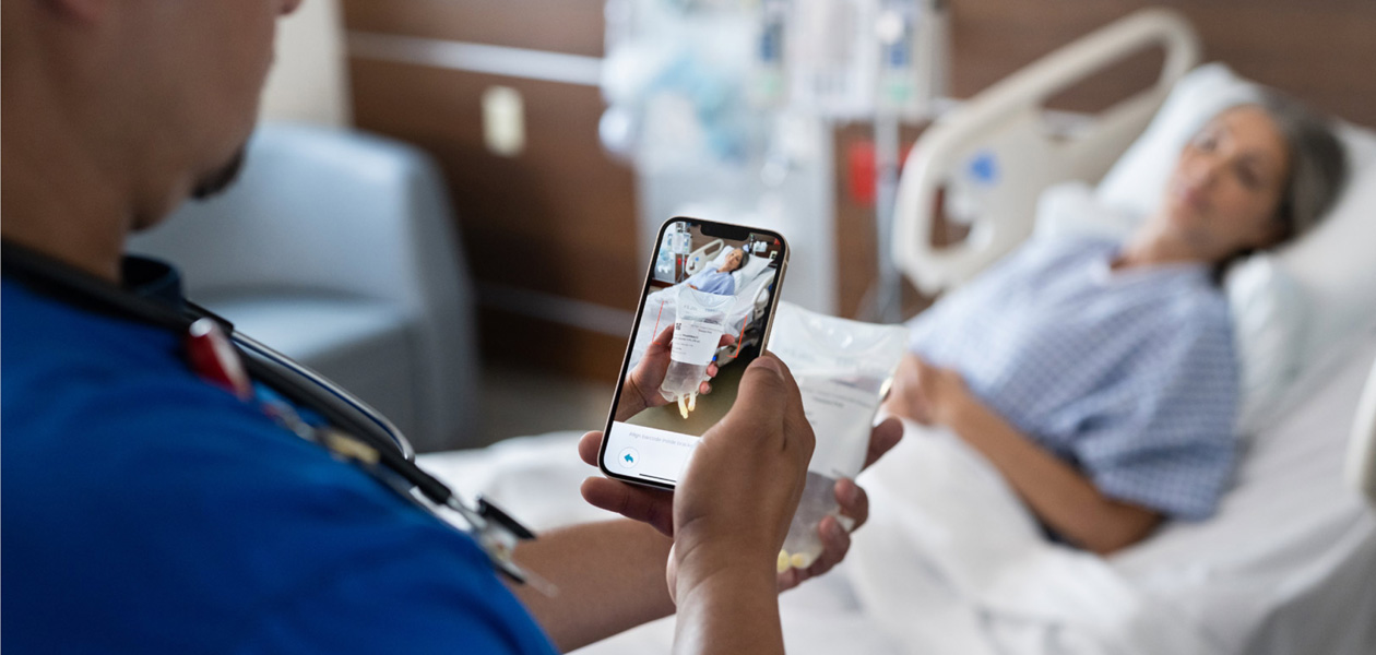 En sjuksköterska skannar en patients medicin.