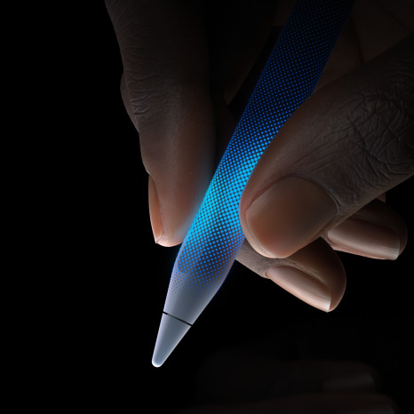 Eine Hand hält den Apple Pencil Pro. Der Bereich nahe der Spitze des Apple Pencil reagiert auf Berührung und zeigt das haptische Feedback