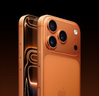 宇宙橙色 iPhone 17 Pro 機背的側看角度，最上方是 Pro 融合相機系統擴展平台，同時展示相機控制按鈕；機身正面一側展示全螢幕設計，以及動作按鈕和音量按鈕