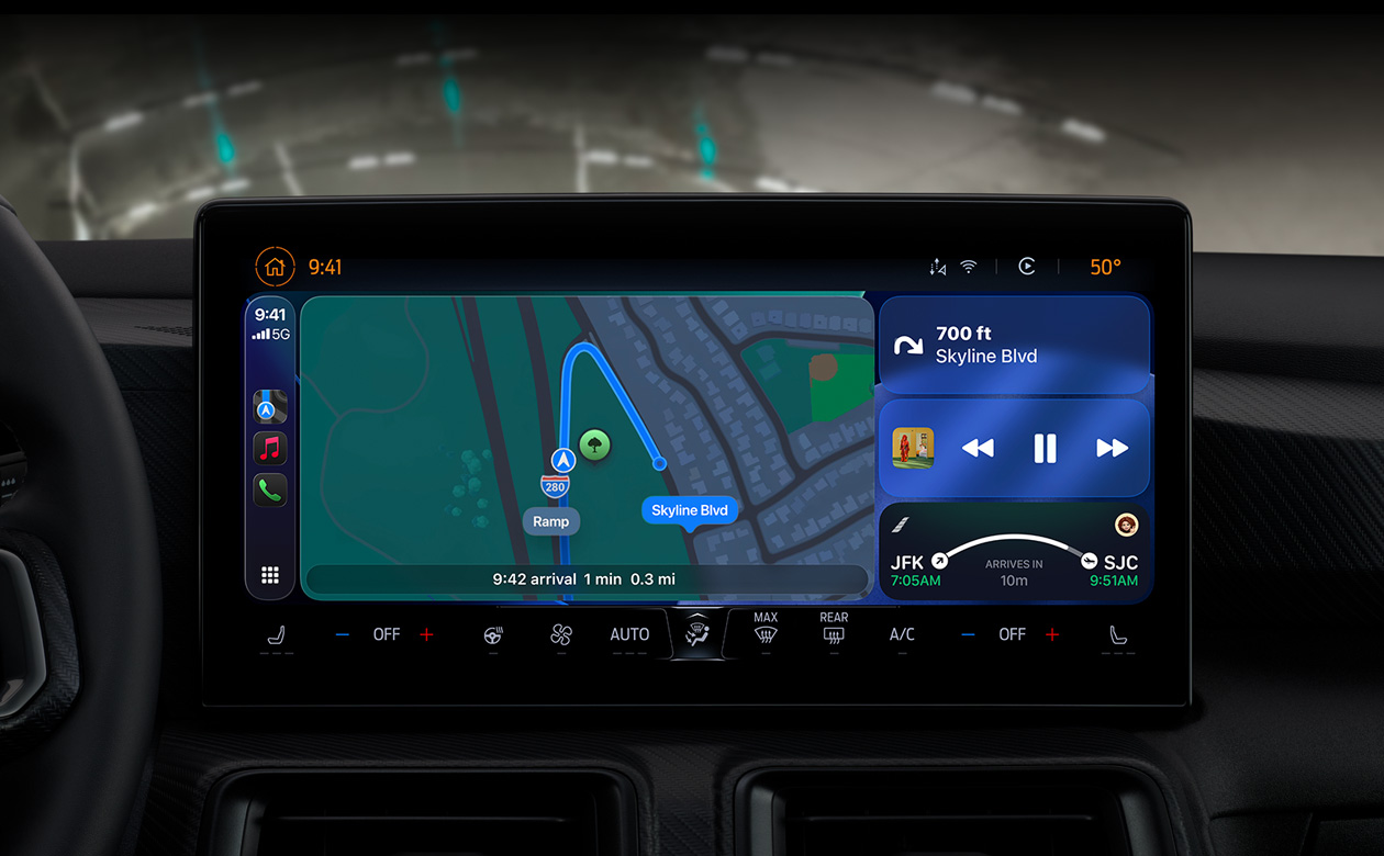 CarPlay autossa, näkyvillä suuntaohjeita Kartoissa, Apple Music, lentotietoja ja widgettejä