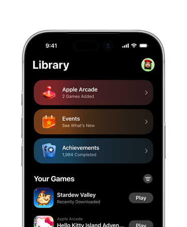 iPhone, ylempi puolisko, näytöllä näkyvissä Pelit-apin sisältö, siinä Kirjasto-välilehti sekä osiot Apple Arcade, Tapahtumat, Saavutukset ja Kaikki pelit
